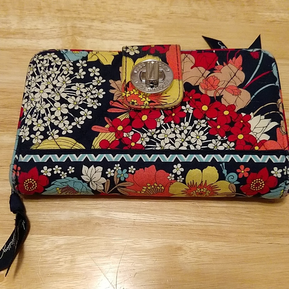 VERA BRADLEY turn lock wallet Open to offers!